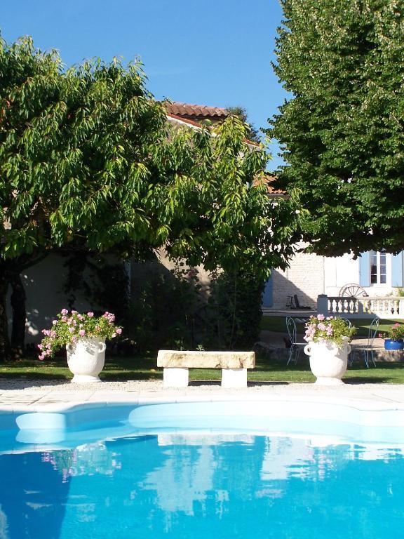 Le Four A Pain Hotel Saint-Jean-dʼAngély Bagian luar foto