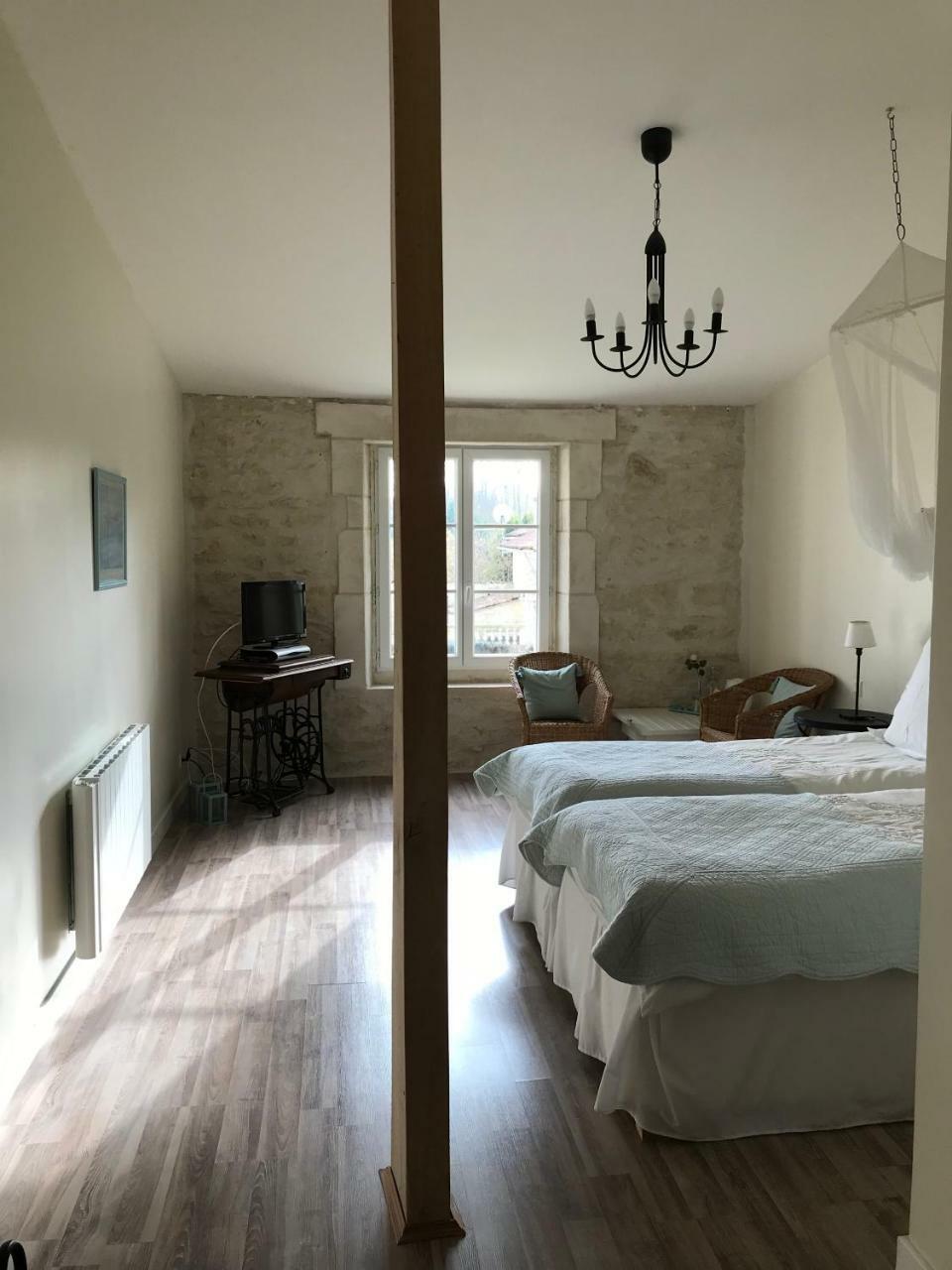 Le Four A Pain Hotel Saint-Jean-dʼAngély Bagian luar foto